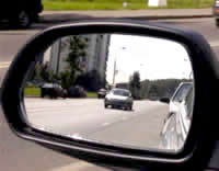 Левое зеркало автомобиля